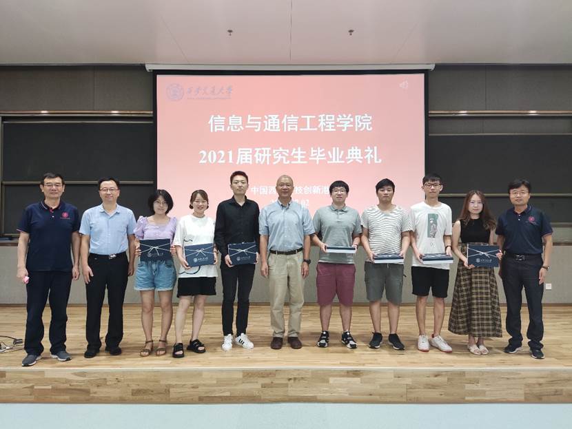 一群人站在壁报板前描述已自动生成